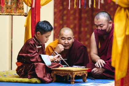 Un niño de 8 años ha sido nombrado para uno de los cargos más importantes del budismo tibetano. (Khasar Sandag para The New York Times).