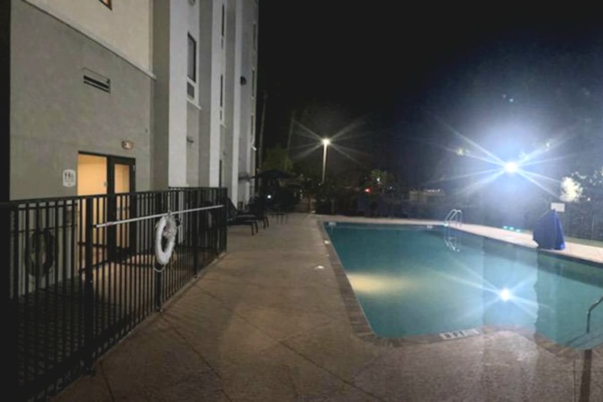 Un niño de cinco años fue rescatado por su hermana y una amiga, quienes evitaron su ahogamiento en una piscina de hotel en West Palm Beach
