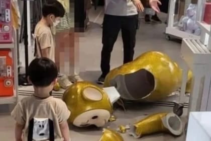 Un niño de cinco años rompió un Teletubby gigante en un juguetería y sus padres debieron pagaralo