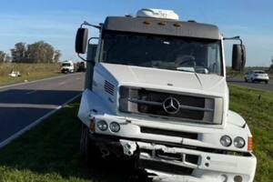 Un niño de cuatro años murió después de que un camión chocara el auto en el que viajaban cuatro personas