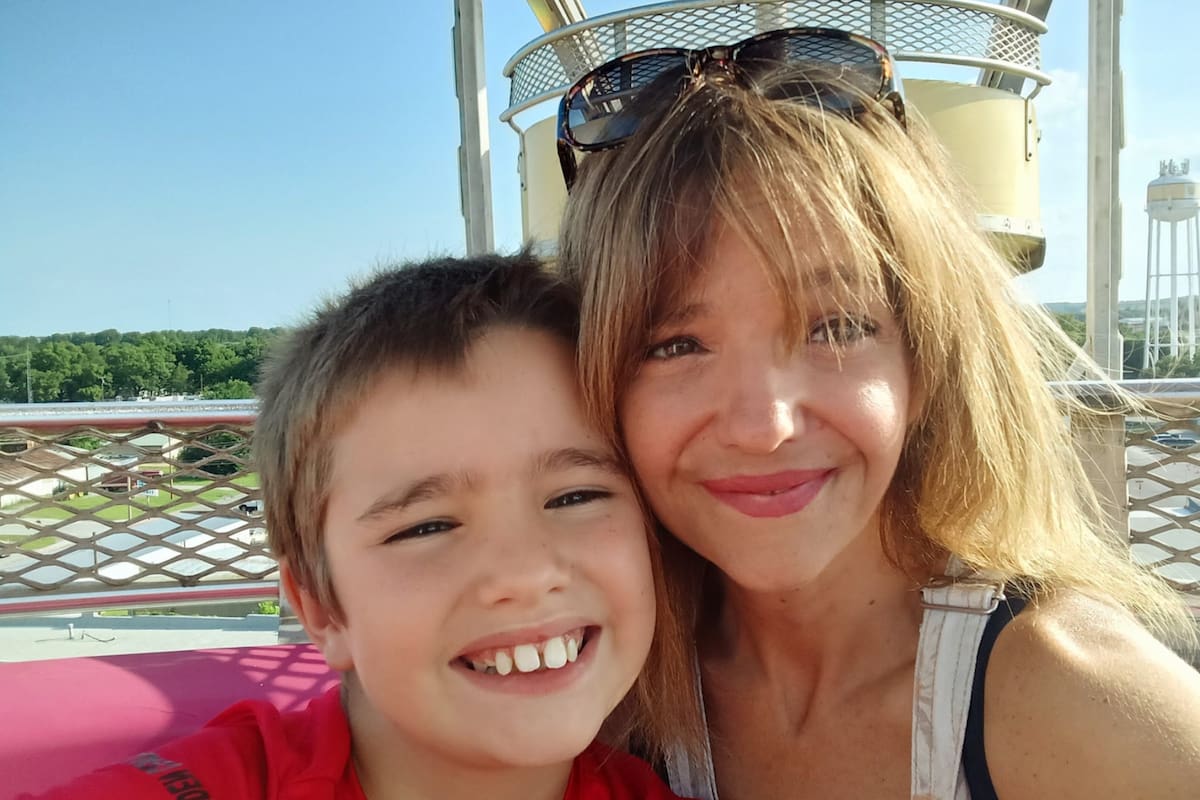 Un niño de diez años salvó a su madre de ahogarse durante una convulsión en la piscina