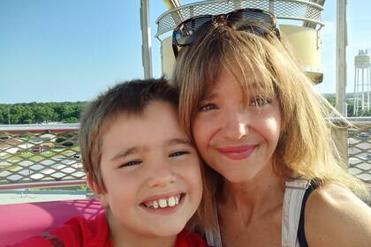 Un niño de diez años salvó a su madre de ahogarse durante una convulsión en la piscina