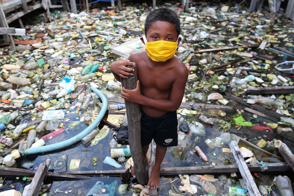 Un niño de la comunidad ribereña de Educandos usa una máscara facial durante la pandemia de coronavirus en Manaos, en el Amazonas, el 26 de mayo de 2020