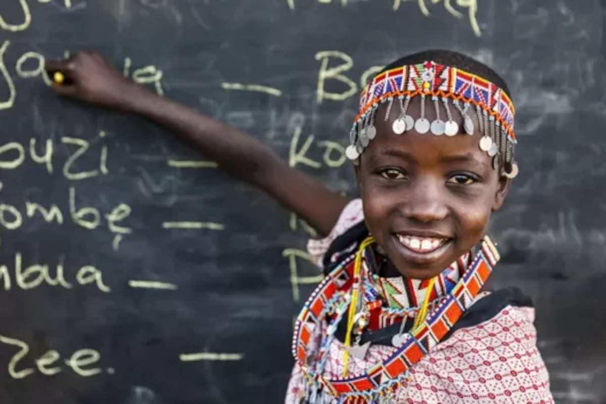 Un niño de la tribu masái aprendiendo swahili en una aldea remota en Kenia