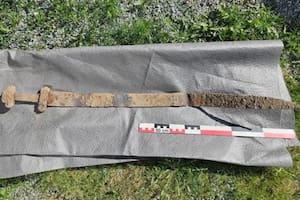 Un niño de seis años halló una espada vikinga durante una salida escolar