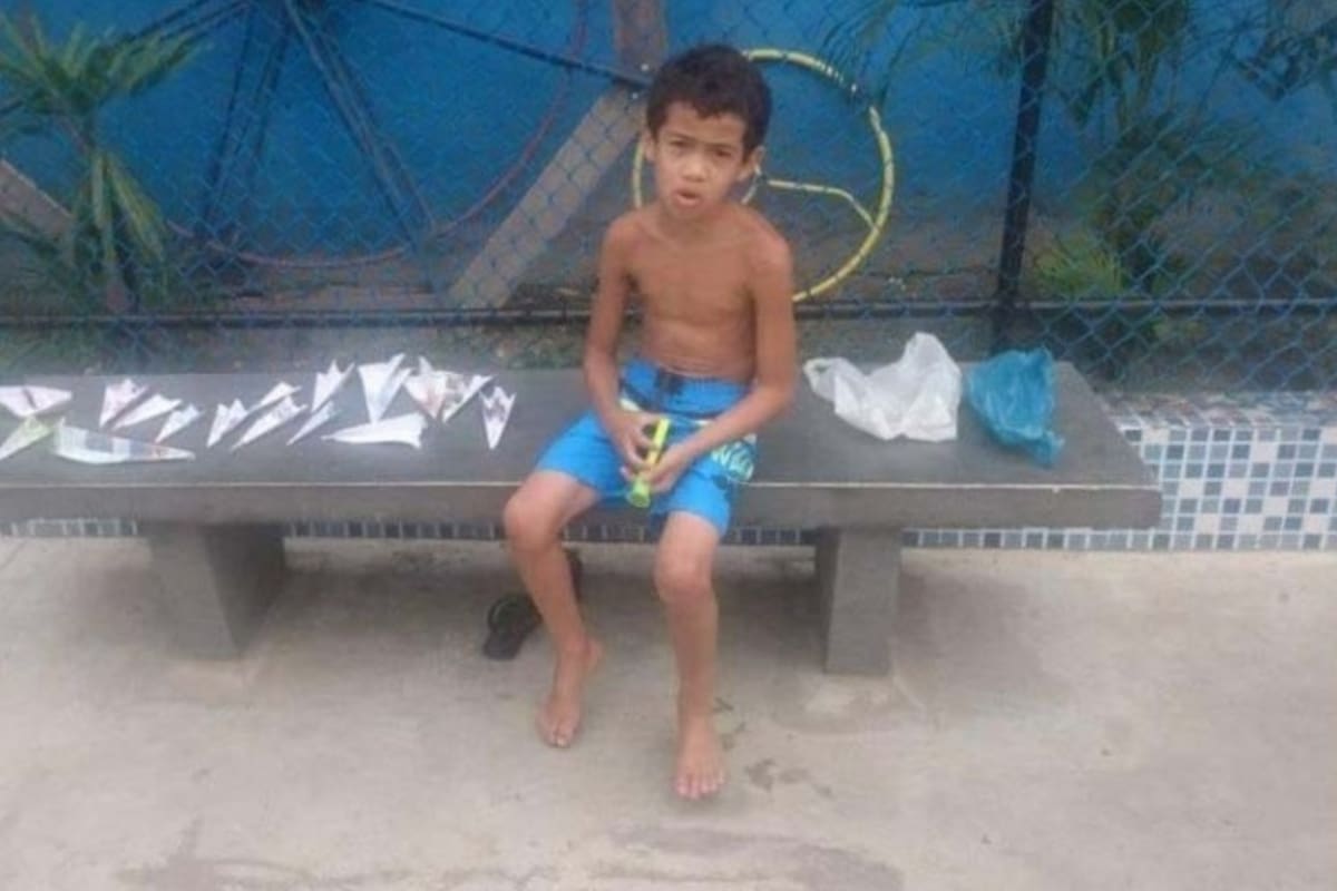 Un niño de siete años conmovió a los usuarios de las redes sociales al intentar vender aviones de papel en una plaza con el objetivo de comprar un teléfono celular