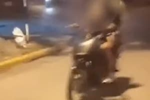 Grabaron a un niño de un año mientras manejaba una moto en Santa Fe y denunciaron al padre
