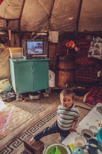 Un niño de una Yurt, las carpas donde viven los nómades kirguís.
