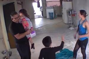Un niño dejó sin palabras a sus padres cuando estaban discutiendo (Captura video)