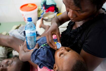 Un niño diagnosticado con cólera recibe tratamiento, el martes 11 de octubre de 2016, en Anse D'Hainault, Haití. (AP Foto/Dieu Nalio Chery, archivo)