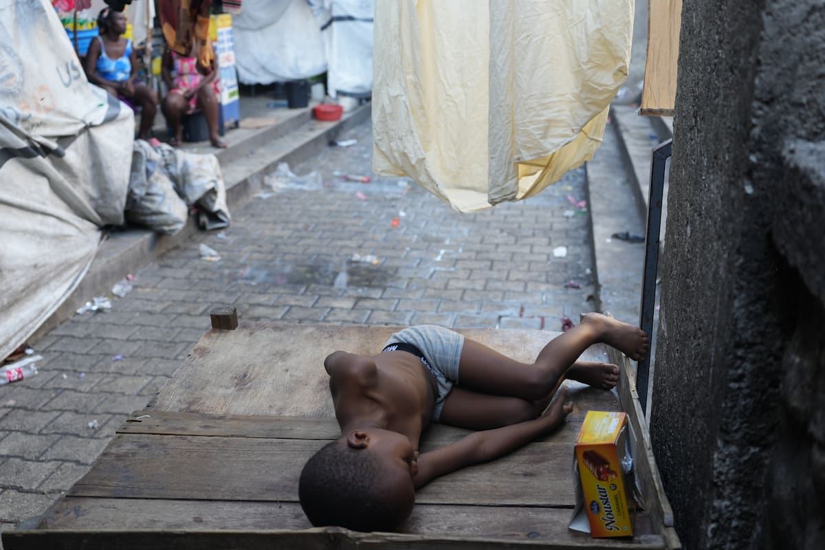 Un niño duerme en un albergue para familias desplazadas por la violencia de pandillas en Puerto Príncipe