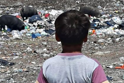 Un niño en el basural de San Martín