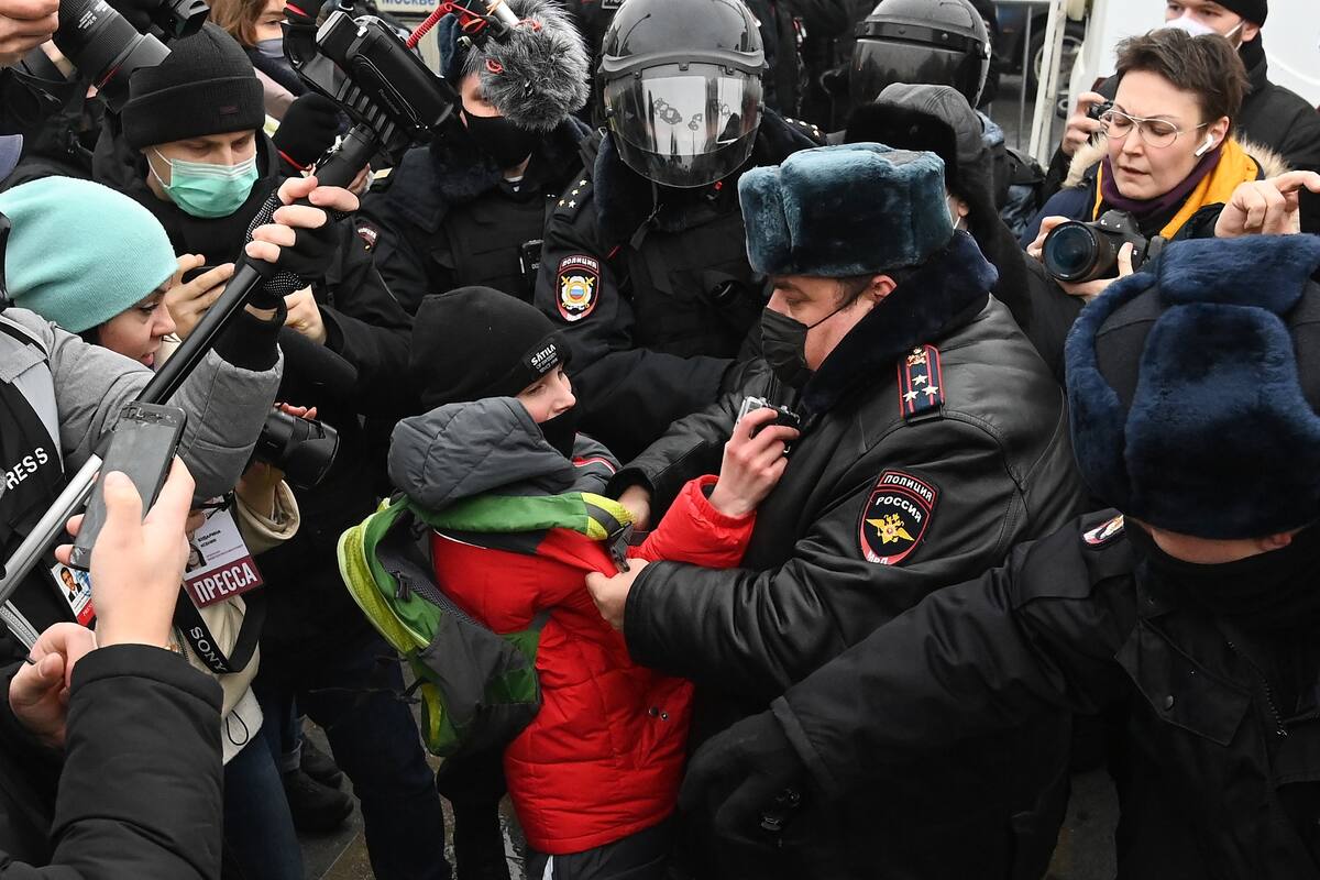 Un niño es detenido por la policía durante una manifestación de apoyo al opositor Alexei Navalny, en Moscú.