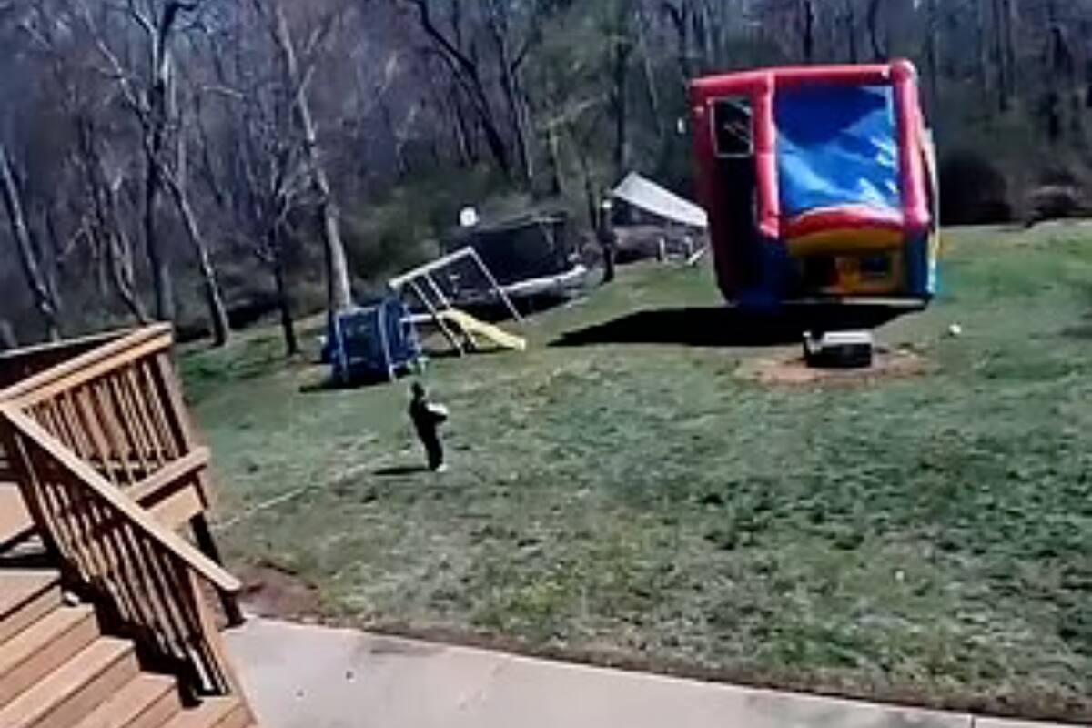 Un niño estuvo a punto de salir lastimado luego de que una ráfaga de viento arrastrara un inflable en Carolina del Norte, Estados Unidos (Crédito: Jennifer Beane)