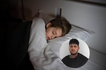 Un niño le dijo a su niñera que tenía miedo de un "monstruo" debajo de su cama y ella encontró a un hombre escondido