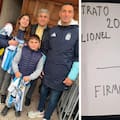 Un nene le hizo firmar a Lionel Scaloni un “contrato” hasta 2030 y desafió a Chiqui Tapia: “Ahora te toca a vos”