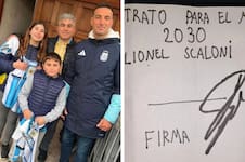 Un nene le hizo firmar a Lionel Scaloni un “contrato” hasta 2030 y desafió a Chiqui Tapia: “Ahora te toca a vos”