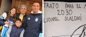 Un nene le hizo firmar a Lionel Scaloni un “contrato” hasta 2030 y desafió a Chiqui Tapia: “Ahora te toca a vos”