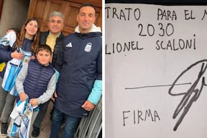 Un nene le hizo firmar a Lionel Scaloni un “contrato” hasta 2030 y desafió a Chiqui Tapia: “Ahora te toca a vos”