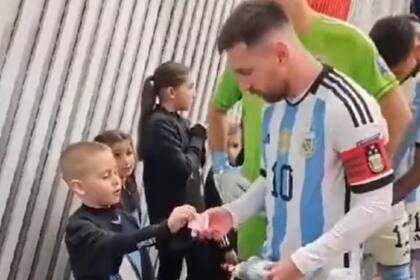 Un niño le regaló figuritas a Messi