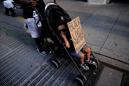 Un niño lleva un cartel durante la marcha en Washington