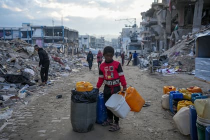 Un niño palestino camina por una calle de Jabaliya, destruida por bombardeos israelíes, en la Franja de Gaza, el 5 de febrero de 2025.
