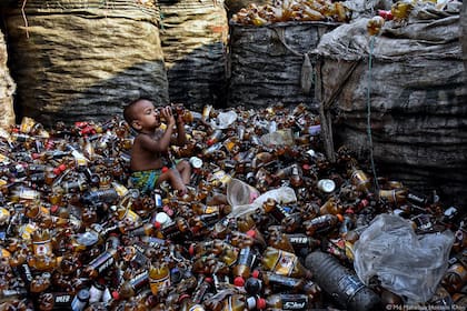 "Un niño pequeño toma de una botella"