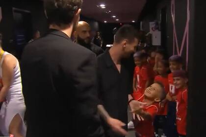 Un niño pudo saludar a Lionel Messi y su festejo se viralizó (Captura video)