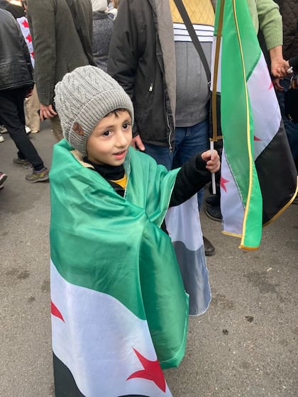 Un niño sirio, con la bandera del país de Medio Oriente
