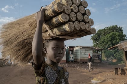 Un niño vendiendo paja en Bangui, la capital de la República Centroafricana. (Mauricio Lima/The New York Times)