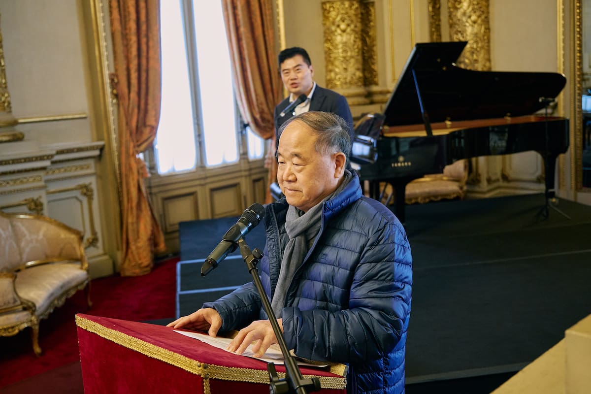 Un Nobel de Literatura en el Salón Dorado del Colón: el escritor chino Mo Yan; detrás, el intérprete Sun Xintang