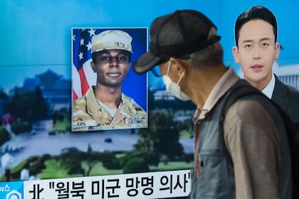 Un noticiero muestra una foto del soldado estadounidense Travis King, quien cruzó la frontera hacia Corea del Norte el 18 de julio.