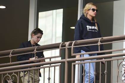 Kristen Stewart y la modelo Stella Maxwell, a la salida de un restaurante de sushi