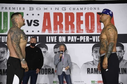 Un nuevo Andy Ruiz (izquierda) se vio en el pesaje: "Bajé 50 libras (22 kilos", anunció