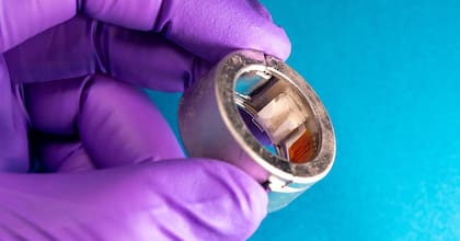 Un nuevo anillo inteligente realiza un seguimiento continuo y simultáneo de varios biomarcadores a la vez, entre ellos glucosa, cetonas, vitamina C, ácido úrico, lactato y alcohol. Fotos: David Baillot / Escuela de Ingeniería Jacobs de la UC San Diego.