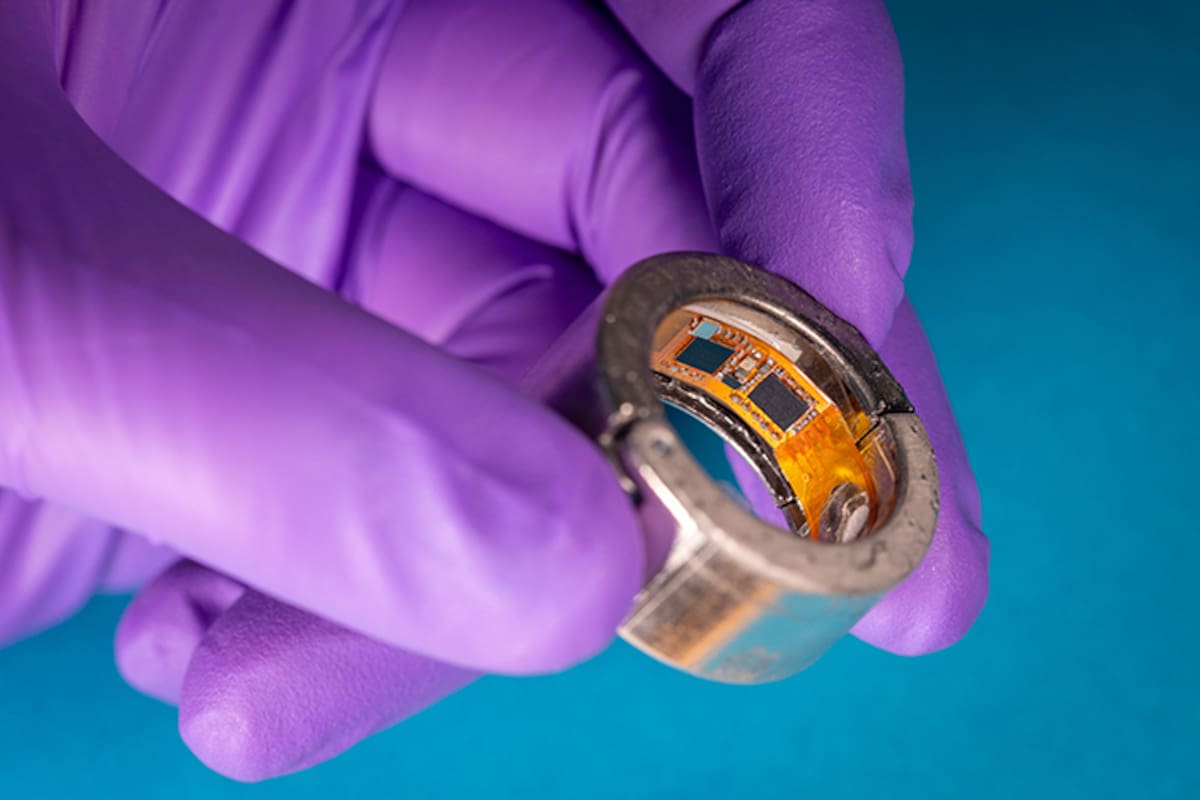Un nuevo anillo inteligente realiza un seguimiento continuo y simultáneo de varios biomarcadores a la vez, entre ellos glucosa, cetonas, vitamina C, ácido úrico, lactato y alcohol. Fotos: David Baillot / Escuela de Ingeniería Jacobs de la UC San Diego.