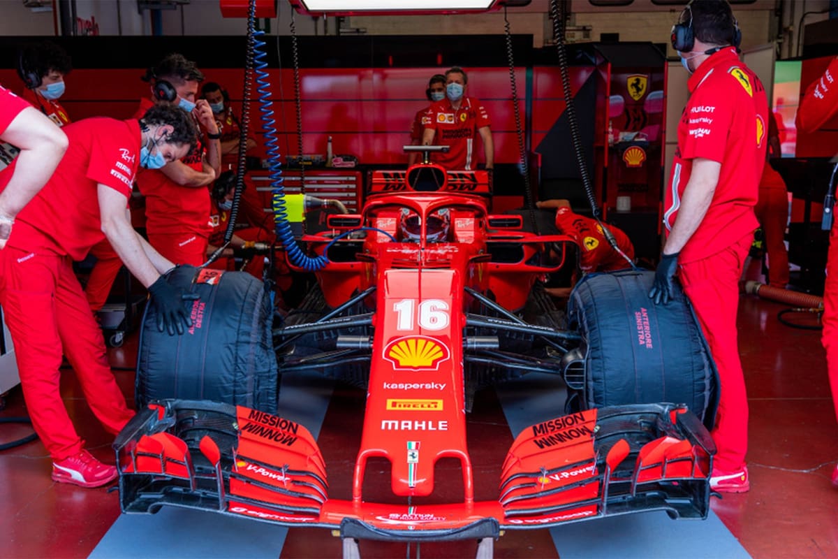 Un nuevo escenario, tras la pandemia mundial de Covid-19: los ingenieros y mécanicos de Ferrari, con tapabocas y cumpliendo con el distanciamiento social, durante el ensayo de Charles Leclerc en Mugello; en Austria, la Fórmula 1 testeará cada cinco días a los integrantes del paddock