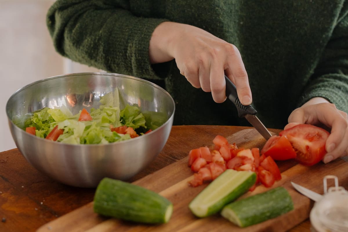 Un nuevo estudio concluyó que el hábito de comer diariamente dos porciones de frutas y tres de verduras se asocia con tasas de mortalidad más bajas