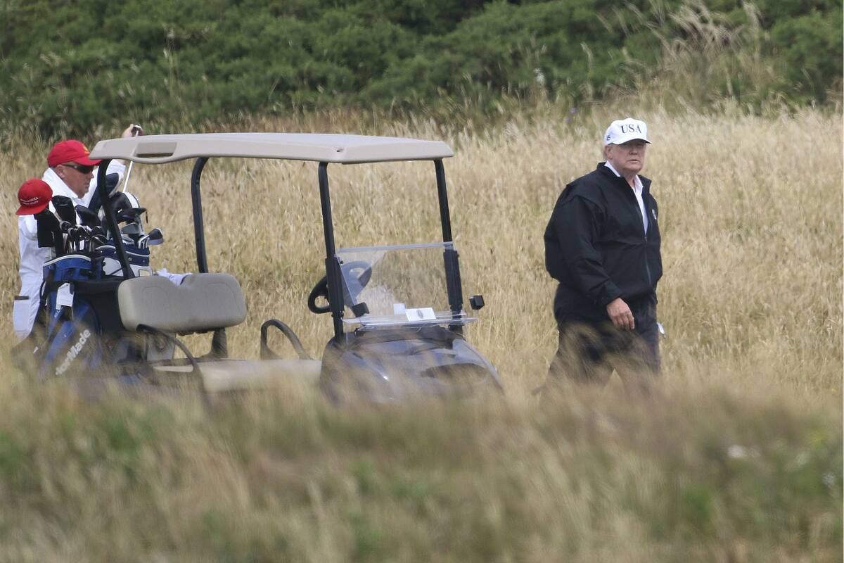 Un nuevo libro del excolumnista de Sports Illustrated Rick Reilly, "Commander in Cheat: How Golf Explains Trump" (Comandante tramposo: Cómo el golf explica a Trump), documenta ejemplos del comportamiento turbio del presidente