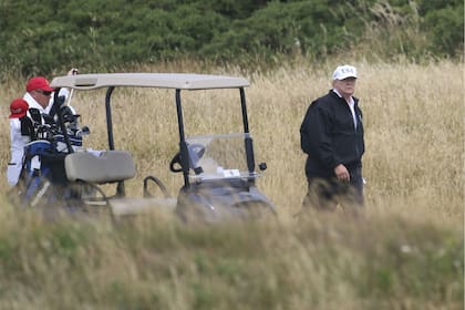 Un nuevo libro del excolumnista de Sports Illustrated Rick Reilly, "Commander in Cheat: How Golf Explains Trump" (Comandante tramposo: Cómo el golf explica a Trump), documenta ejemplos del comportamiento turbio del presidente