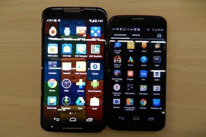 Un nuevo Motorola Moto X (izq.) junto a la primera versión