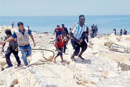 Un nuevo naufragio en las costas libias dejó ayer decenas de desaparecidos y tres bebés muertos