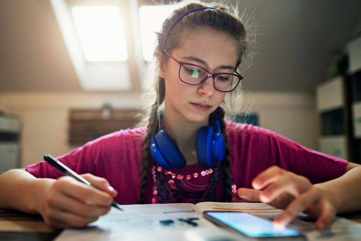 Un nuevo proyecto de ley busca proteger a los menores de edad que utilizan teléfonos celulares o dispositivos electrónicos (iStock)