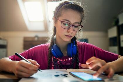 Un nuevo proyecto de ley busca proteger a los menores de edad que utilizan teléfonos celulares o dispositivos electrónicos (iStock)