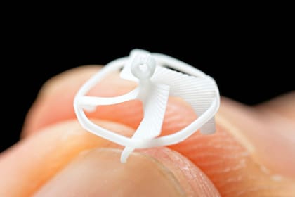 Un nuevo robot volador inspirado en insectos, creado en la Universidad de Berkeley, puede planear, cambiar de trayectoria y alcanzar objetivos pequeños, como un abejorro de flor en flor. Con menos de un centímetro de diámetro, el dispositivo pesa tan solo 21 miligramos, lo que lo convierte en el robot inalámbrico más pequeño del mundo capaz de volar de forma controlada.