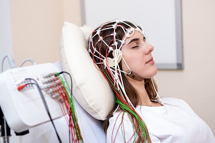 Un nuevo sistema usa inteligencia artificial para analizar la actividad cerebral durante el sueño y detectar patrones coincidentes con la demencia antes de que se noten los primeros síntomas clásicos