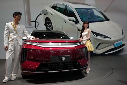 Un nuevo vehículo eléctrico del fabricante chino BYD es exhibido en el Salón del Automóvil de China 2026 en Beijing (Foto AP/Andy Wong)
