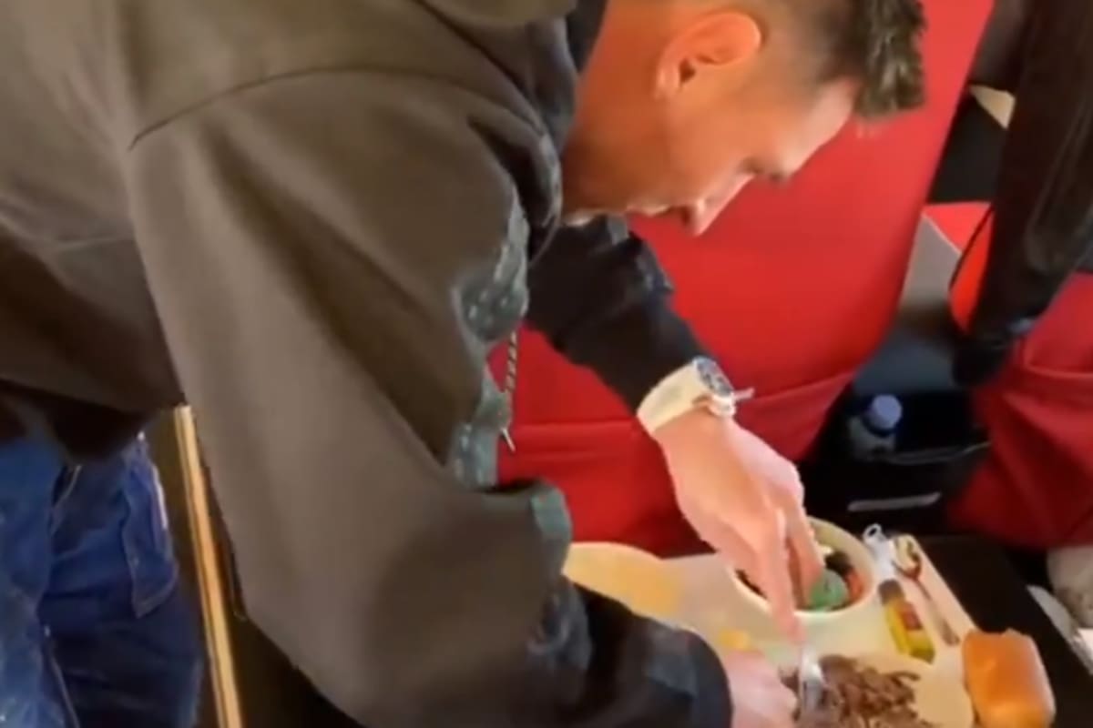 Un nuevo video muestra cómo le corta la comida a sus hijos y se los ve jugando con el trofeo