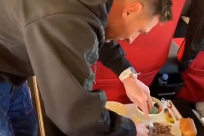 Un nuevo video muestra cómo le corta la comida a sus hijos y se los ve jugando con el trofeo