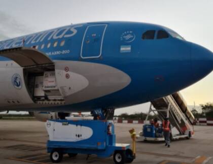 Un nuevo vuelo de Aerolíneas Argentinas llegó a China este mediodía y está previsto que aterrice de vuelta en Ezeiza el jueves, entre las 18 y las 19, con un millón de dosis de vacunas Sinopharm